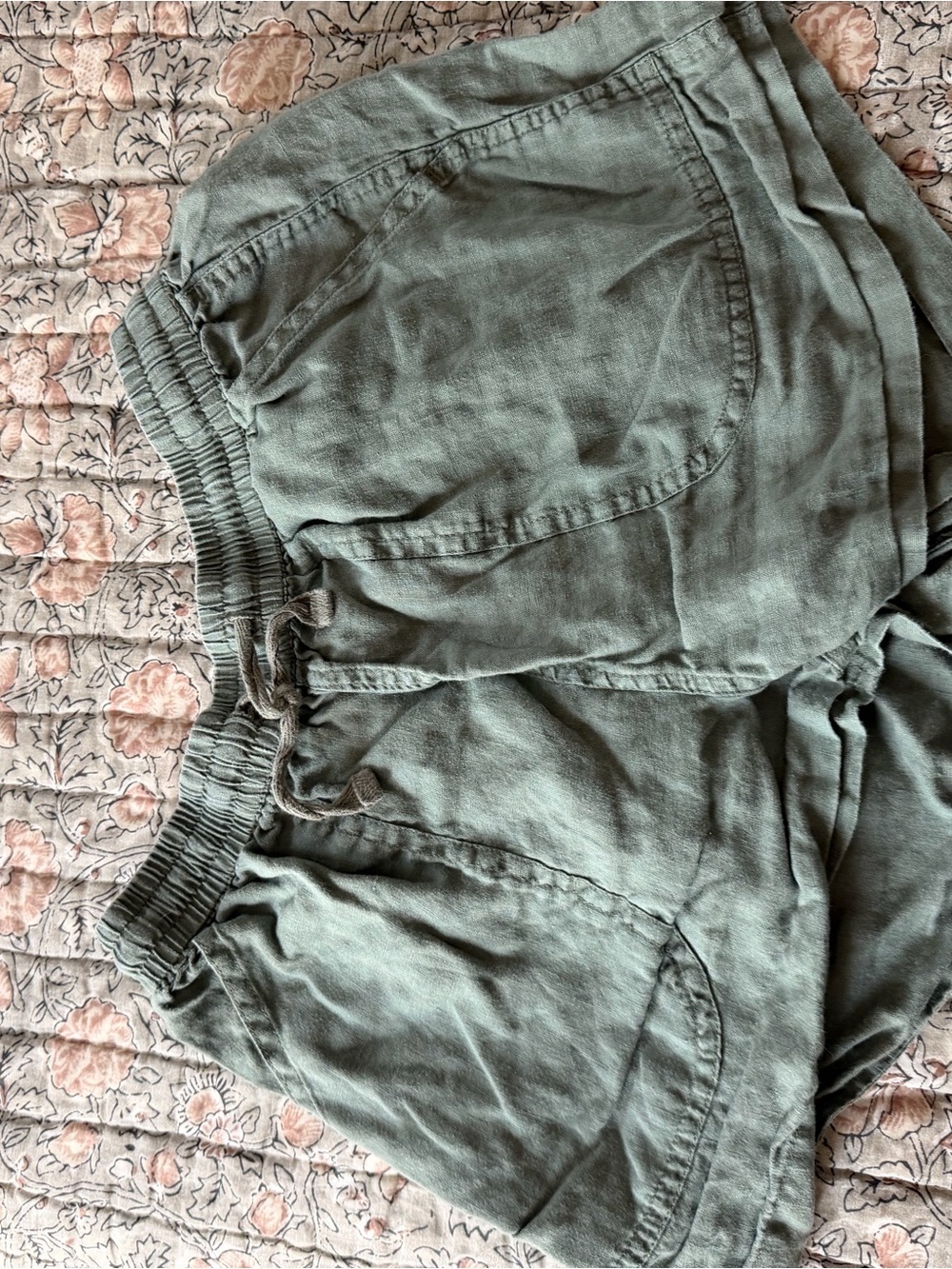 Quince Casual Drawstring Linen-Blend Shorts in Sage Green
